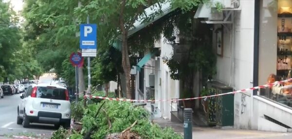 Κολωνάκι: Συγκλονίζουν οι περιγραφές για το τζίπ που έπεσε σε θαμώνες εστιατορίου – Συνελήφθη ο παρκαδόρος (βίντεο)