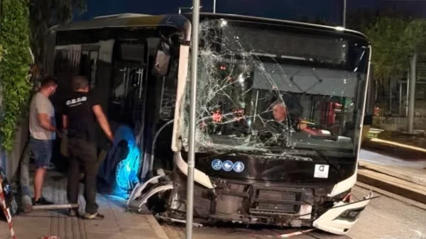 Παραλίγο τραγωδία στη Βουλιαγμένης: Ακυβέρνητο λεωφορείο σε τρελή πορεία για 150 μέτρα – Ο οδηγός κατέβηκε και δεν έβαλε χειρόφρενο (βίντεο)