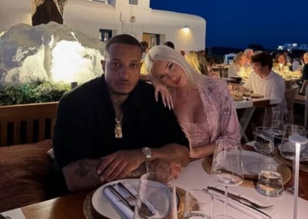 Light: H φωτογραφία με την εγκυμονούσα σύντροφό του, Άννα στην παραλία