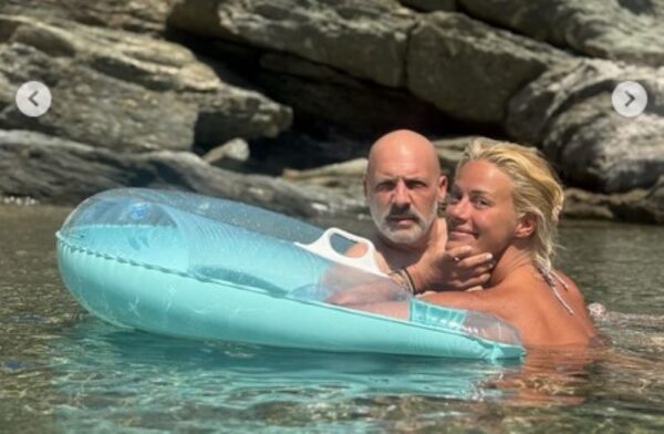 Ζέτα Μακρυπούλια – Νίκος Μουτσινάς: Χαίρονται παρέα τις διακοπές τους – Φωτογραφίες