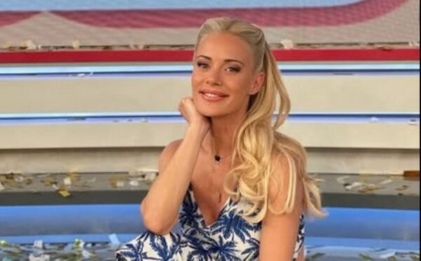 Ζέτα Μακρυπούλια: Ξεκίνησε τις καλοκαιρινές της διακοπές – Απολαμβάνει τις βουτιές με μαύρο μπικίνι (βίντεο)