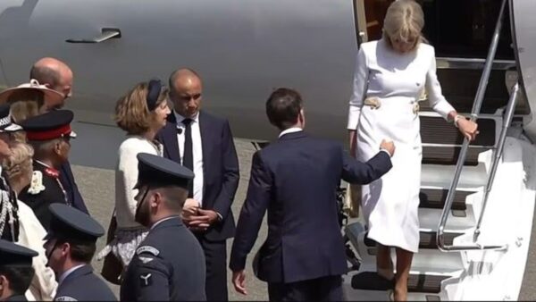 Εμανουέλ Μακρόν: H Μπριζίτ τον αγνόησε επιδεικτικά ενώ κατέβαινε από το αεροπλάνο (βίντεο)