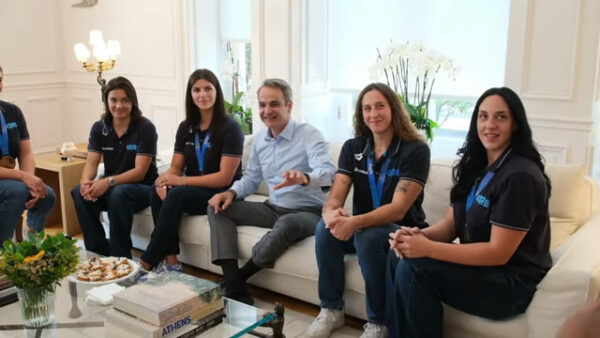 Κυριάκος και Μαρέβα Μητσοτάκη υποδέχθηκαν την Εθνική πόλο γυναικών -«Μου έμεινε πώς τραγουδούσατε τον εθνικό ύμνο» (εικόνες&βίντεο)