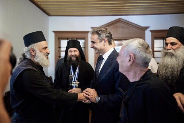 Ο Πρωθυπουργός στο Άγιο Όρος: Βούληση της κυβέρνησης να σταθεί «αρωγός στη διαχρονική πορεία της Αθωνικής Πολιτείας»