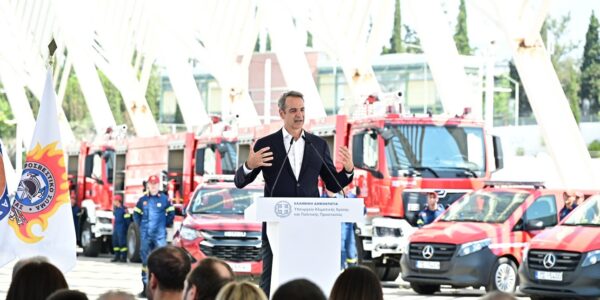 Μητσοτάκης στην τελετή παράδοσης 164 νέων οχημάτων στην Πυροσβεστική: «Με περισσότερες δυνάμεις από ποτέ η αντιπυρική περίοδος»
