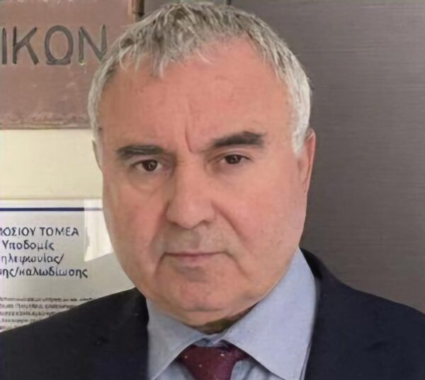 Στ. Μιχαηλίδης: ‘Εξαλλος ο βουλευτής του ΠΑΣΟΚ  επικρίνει όσους πήγαν στη δεξίωση για την αποκατάσταση της Δημοκρατίας – “Tείνει να μιμηθεί την τελετή απονομής Oskar”