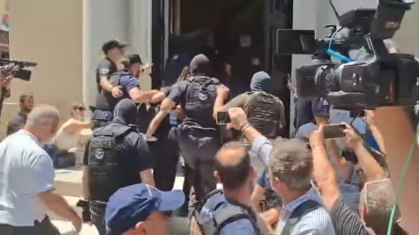 Ειρήνη Μουρτζούκου: «Φόνισα», φώναζε το εξαγριωμένο πλήθος κατά την προσαγωγή της στον ανακριτή Πάτρας – Την Κυριακή η απολογία της (βίντεο)