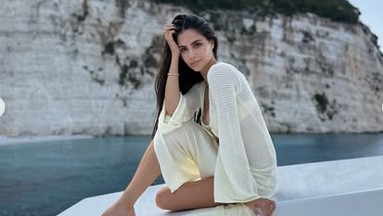 Αλεξάνδρα Νίκα: Εντυπωσιακή, ποζάρει πάνω σε σκάφος στην παραλία του Μύρτου στην Κεφαλονιά – Φωτογραφίες