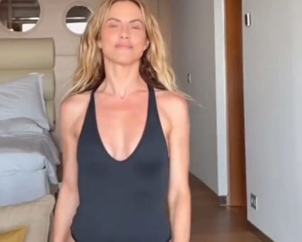 Ντορέτα Παπαδημητρίου: Όταν σου λένε ότι το δωμάτιο είναι δίπλα στη θάλασσα και το εννοούν! (βίντεο)