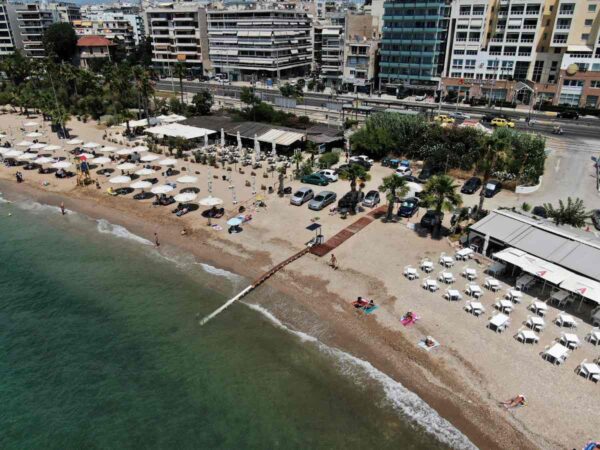 Παλαιό Φάληρο: Με χτυπήματα στο πρόσωπο και στο σώμα το κοριτσάκι που εντοπίστηκε νεκρό στην παραλία – Ανέλαβε το Ανθρωποκτονιών.