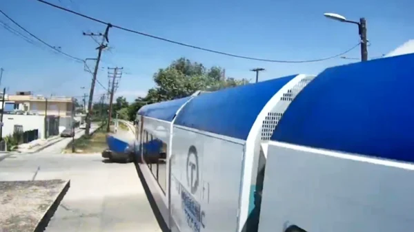 Σοκαριστικό βίντεο από τη στιγμή της σύγκρουσης του συρμού του Προαστιακού με το ΙΧ στην Πάτρα