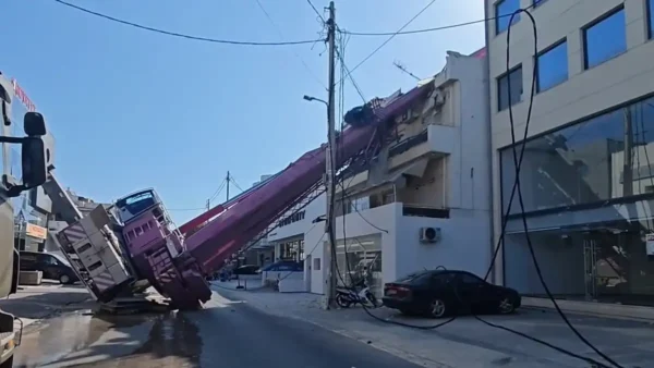 Περιστέρι: Γερανοφόρο όχημα έπεσε σε διώροφη οικία – Δείτε βίντεο