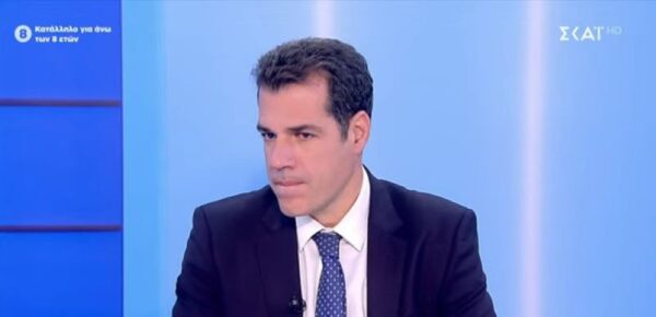 Πλεύρης: Δραστική μείωση επιδομάτων σε όλους τους αλλοδαπούς – Επανεξετάζεται μέχρι και το μενού στις δομές μεταναστών (βίντεο)