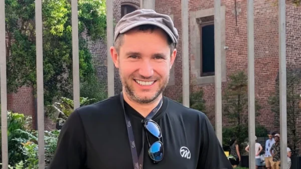 Αγία Παρασκευή: Ο δολοφόνος του Πολωνού καθηγητή με μπλέ κουβέρτα στο κεφάλι βγαίνει από αυτοκίνητο λίγο πριν ανοίξει πύρ – Bίντεο