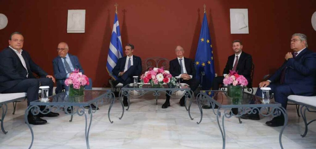 Κ. Τασούλας: «Να διατηρήσουμε ακλόνητο το οικοδόμημα της μεταπολίτευσης» – Απουσίες από τη δεξίωση στο Προεδρικό Μέγαρο – «Μουδιασμένα» χαμόγελα και πόλωση