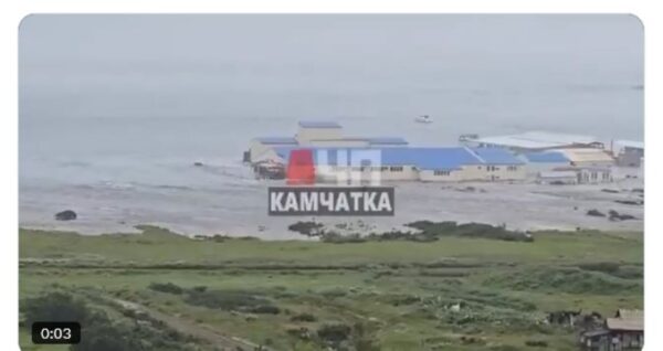 Ρωσία: Συγκλονιστικά βίντεο από τη στιγμή που χτυπά ο σεισμός των 8,8 Ρίχτερ – Σε χειρουργείο οι γιατροί προστατεύουν με τα σώματα τους τον ασθενή