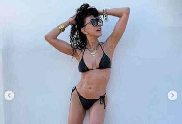 Η Μαρία Σολωμού: Καλοκαιρινές πόζες  με μαύρο μπικίνι  στην παραλία – Φωτογραφίες