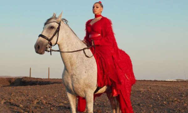 Το «Πήγα σε μάγισσες» γίνεται viral – Το νέο single της Johanna