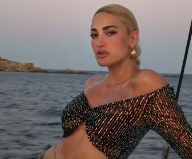 Ιωάννα Τούνη: Παιχνίδια στη θάλασσα με τον γιό της – Φωτογραφίες & βίντεο