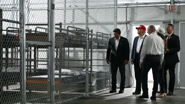 O Τράμπ εγκαινίασε το «Alligator Alcatraz», ένα κέντρο κράτησης μεταναστών – «Θα τους μάθουμε να τρέχουν μακριά από αλιγάτορες και φίδια»