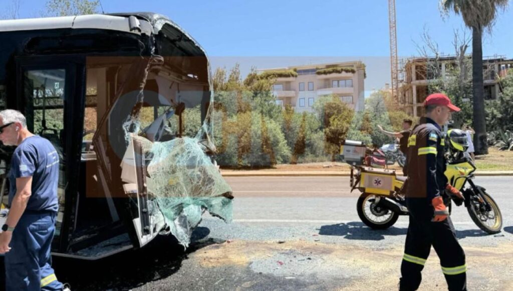 Τροχαίο στην παραλιακή: 32 τραυματίες, εκ των οποίων 3 σοβαρά και 12 ανήλικοι από τη σύγκρουση των δύο λεωφορείων στην Α’ Πλαζ Βούλας