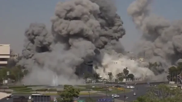 Σφοδρές αεροπορικές επιδρομές  του Ισραήλ  έπληξαν τη Δαμασκό – Χτυπήματα σε κυβερνητικά κτίρια – 300 νεκροί από την Κυριακή – Βίντεο