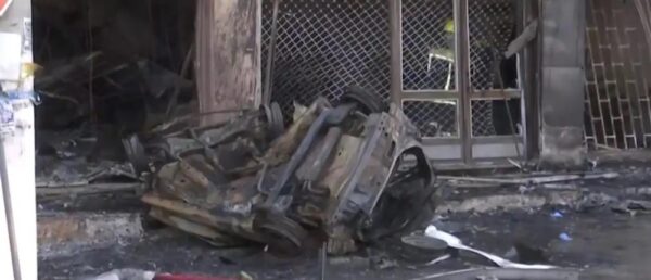 Κορωπί: Αυτοκίνητο έπεσε πάνω σε κατάστημα – Νεκρός ο οδηγός – Φωτιά στο κτήριο