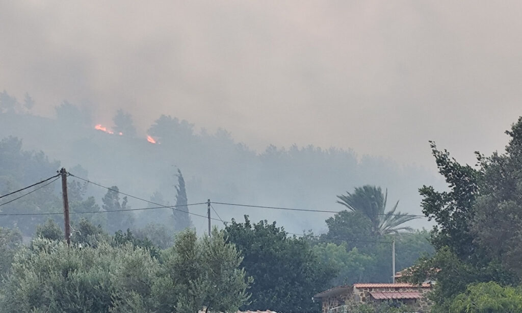 Η συγκλονιστική ανάρτηση του συγγραφέα Γιάννη Μακριδάκη από τη Χίο: «Ντροπή, οργή, αποκαΐδια και θάνατος»