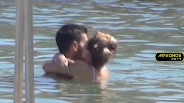 Ασυγκράτητος ο Τζόκοβιτς στη Μύκονο! Οι αγκαλιές και τα φιλιά μέσα στη θάλασσα (βίντεο)