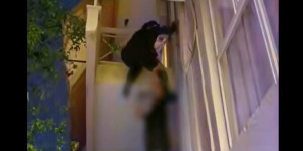 Βίντεο: Γυναίκα αστυνομικός της ΔΙΑΣ σκαρφάλωσε σε μπαλκόνι πρώτου ορόφου στα Καμίνια για να σώσει 5χρονο