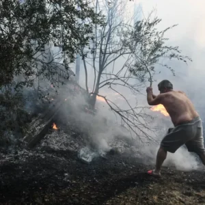Η Ελλάδα καίγεται: Για δεύτερη μέρα μαίνονται τα πύρινα μέτωπα σε Αχαΐα, Χίο, Πρέβεζα και Ζάκυνθo (video)