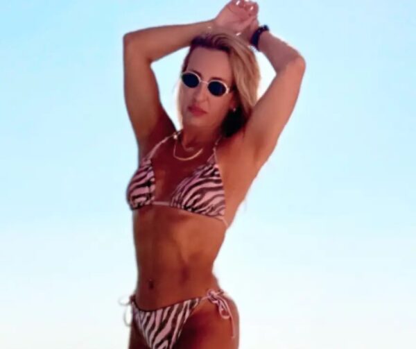 Πηγή Δεβετζή: Φωτογραφίες με μπικίνι από τις διακοπές της στη Μύκονο