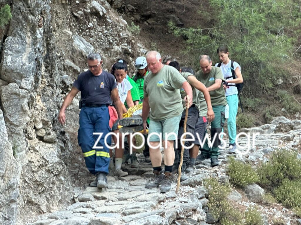 Κινηματογραφική διάσωση τραυματία μέσα στο φαράγγι της Σαμαριάς – Τον κουβάλησαν στα χέρια 2 ώρες μέχρι το ελικόπτερο