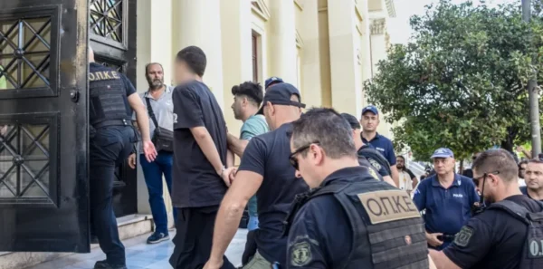 Φωτιά στην Πάτρα: Προφυλακίστηκαν οι δύο κατηγορούμενοι για εμπρησμό – «Με πίεσαν να ομολογήσω» λέει τώρα ο 19χρονος