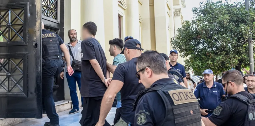 Φωτιά στην Πάτρα: Προφυλακίστηκαν οι δύο κατηγορούμενοι για εμπρησμό – «Με πίεσαν να ομολογήσω» λέει τώρα ο 19χρονος