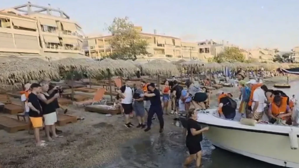 Φέρι μποτ προσάραξε σε ξέρα στα Νέα Στύρα – Απεγκλωβίστηκαν με βάρκες οι επιβάτες, ανάμεσα τους και μικρά παιδιά (βίντεο)