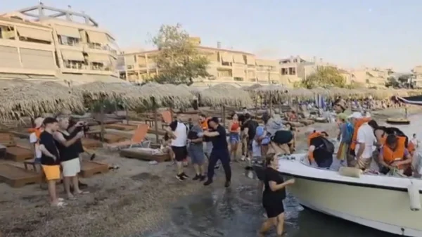 Φέρι μποτ έπεσε σε ξέρα στα Νέα Στύρα – Απεγκλωβίστηκαν με βάρκες οι επιβάτες, ανάμεσα τους και μικρά παιδιά (βίντεο)