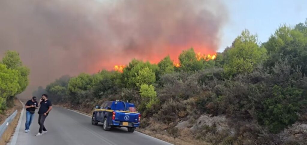 Φωτιές σε Ζακύνθο, Κεφαλονιά, Φωκίδα και Βόνιτσα – Ήχησε το 112 για εκκενώσεις χωριών