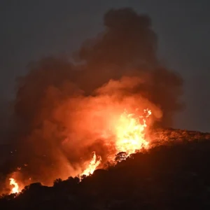 Πύρινη κόλαση από Κερατέα μέχρι Ανάβυσσο – Ένας νεκρός, καίγονται σπίτια – Ανεξέλεγκτη η φωτιά λόγω ανέμων (βίντεο)
