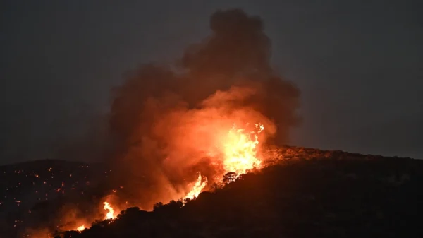 Πύρινη κόλαση από Κερατέα μέχρι Ανάβυσσο – Ένας νεκρός, καίγονται σπίτια – Ανεξέλεγκτη η φωτιά λόγω ανέμων (βίντεο)