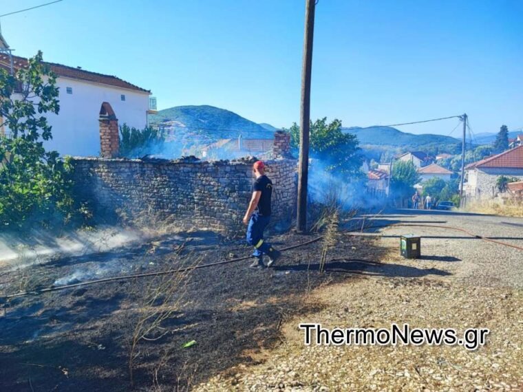 Θέρμο Αιτολωακαρνανίας: Άμεση επέμβαση της Πυροσβεστικής σε πυρκαγιά δίπλα σε σπίτια (βίντεο)
