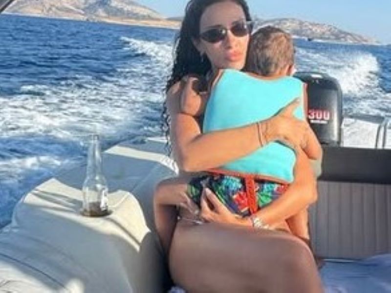 Ελένη Φουρέιρα: Νέες φωτογραφίες από τις διακοπές της με τον γιό της και τον Αλμπέρτο Μποτία
