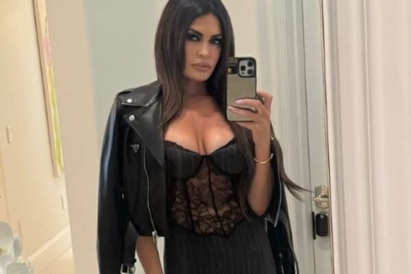 Κίμπερλι Γκιλφόιλ: Η selfie με total black look – Η ανανεωμένη εμφάνισή της