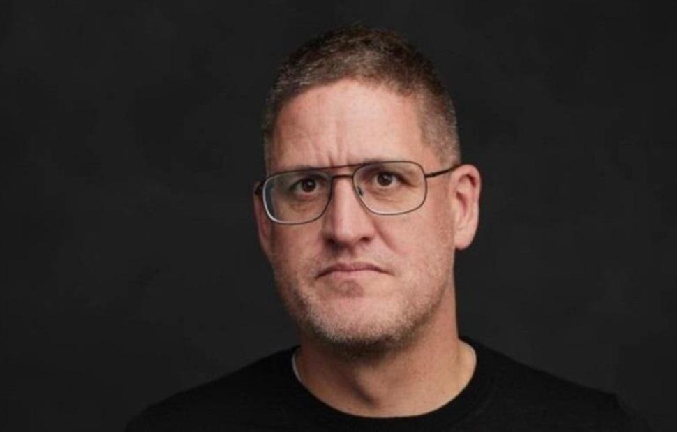 Ποιος είναι ο δισεκατομμυριούχος Tom Greenwood που χαροπαλεύει μετά από τροχαίο στη Μύκονο – H διακομιδή με το ΕΚΑΒ και η αναφορά του υπουργού Υγείας (βίντεο)