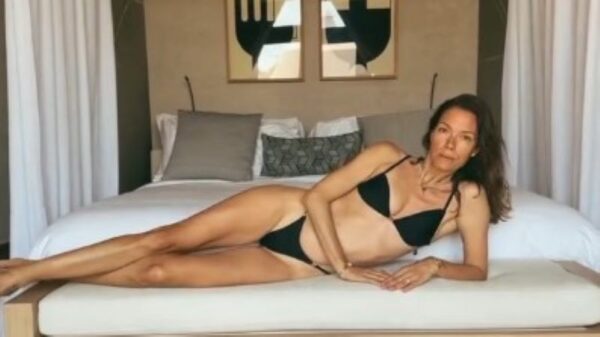 Βίκυ Καγιά: Στο νησί Φορμεντέρα για τις διακοπές της – Ποζάρει με μπικίνι