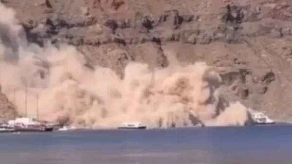 Σαντορίνη: Τρομακτική κατολίσθηση στο Ημεροβίγλι – Σύννεφο σκόνης και βράχια σκέπασε την περιοχή (βίντεο)