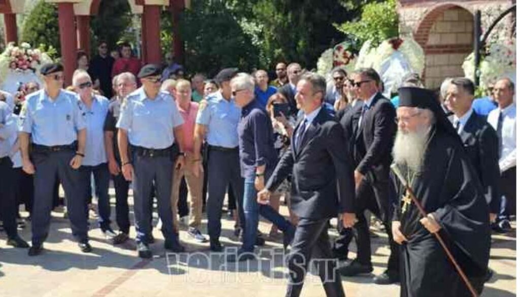 Σε κλίμα συγκίνησης η κηδεία του Απόστολου Βεσυρόπουλου – Τυλιγμένο με την ελληνική σημαία το φέρετρό του (βίντεο)