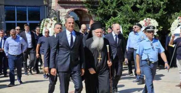 Σε κλίμα συγκίνησης η κηδεία του Απόστολου Βεσυρόπουλου – Τυλιγμένο με την ελληνική σημαία το φέρετρό του (βίντεο)