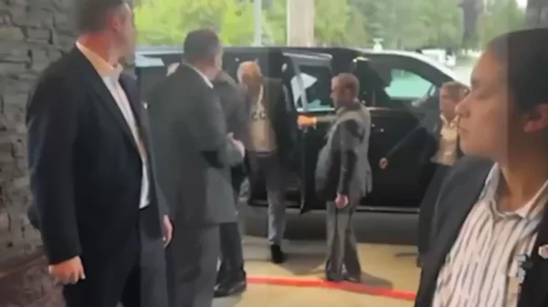 Ανάλυση CNN: Το μήνυμα που στέλνει ο Σεργκέϊ Λαβρόφ με το πουλόβερ του με την «ΕΣΣΔ»