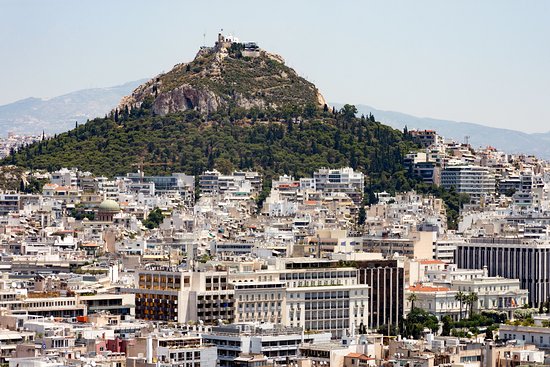 Τουρίστας έπεσε από τον Λυκαβηττό ενώ έβγαζε φωτογραφία – Μεταφέρθηκε με το τελεφερίκ στο ασθενοφόρο